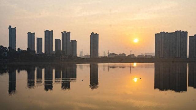 南漳晨光绘梦：当第一缕阳光吻醒湖畔的诗意