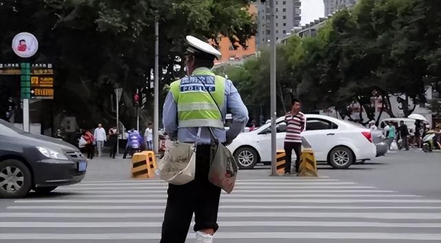 昆明某男子假扮交警35年，每天在街头骂骂咧咧，却被全城点赞！