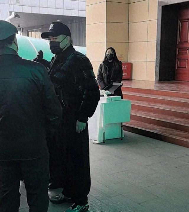 真相了！许亚军未赴何晴葬礼，当时他在美国洛杉矶陪小儿子用餐