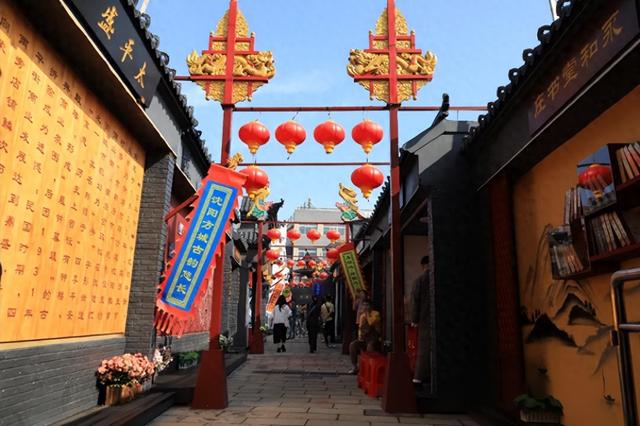 深秋沈阳胡同：青砖灰瓦间的岁末诗意