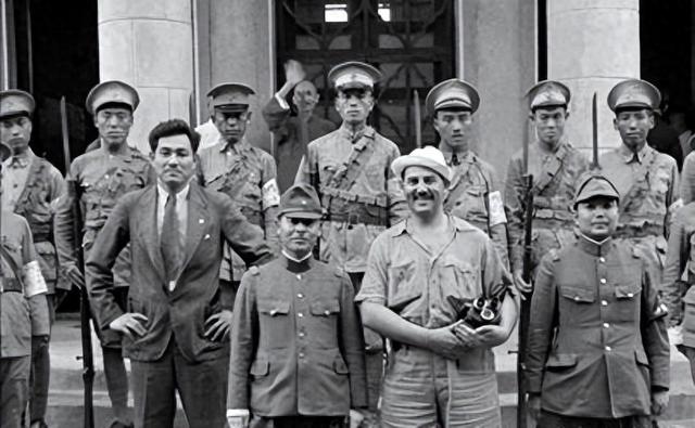 抗战时，一汉奸夜审地下党，拷打一半时忽发现，对方竟是自家亲戚