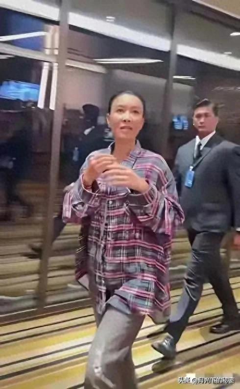 57岁那英街头素颜照流出,网友:根本认不出来,素颜像农村阿姨