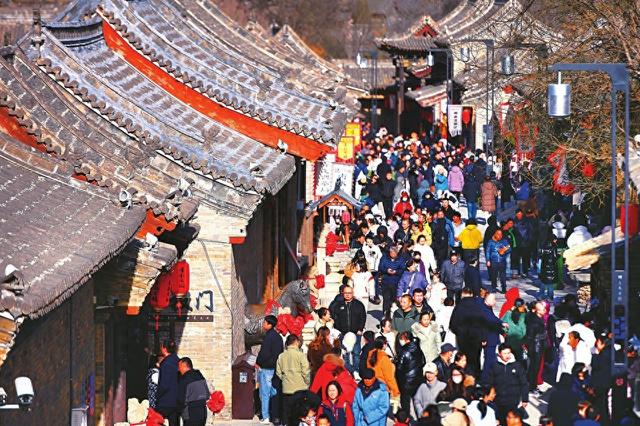 阳曲县青龙古镇内人潮涌动、热闹非凡