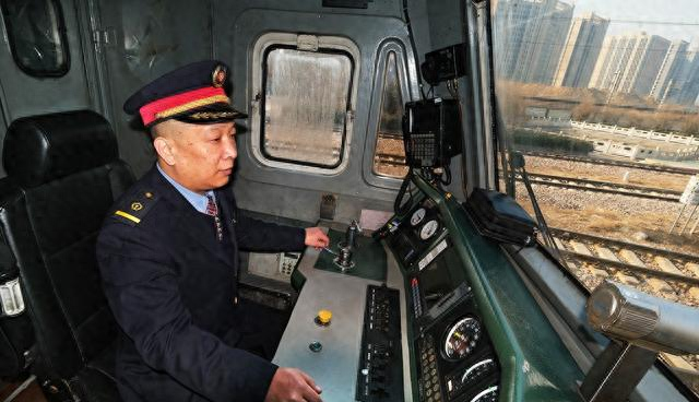 铁路公安工资一般是多少（火车司机能赚多少3类司机年薪差18万）