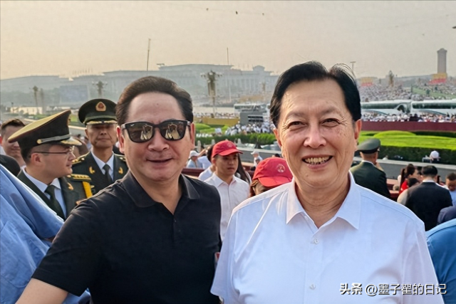 观礼阅兵不到1天，唐国强评论区乱成一团，国籍和接广告引起争议