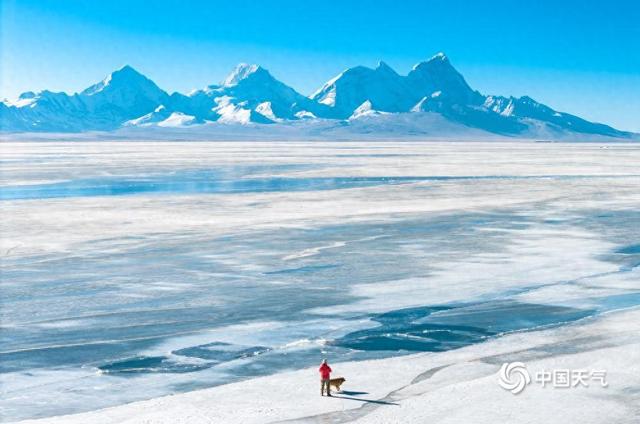 素白映碧蓝 勾勒出冬日空灵与旷远