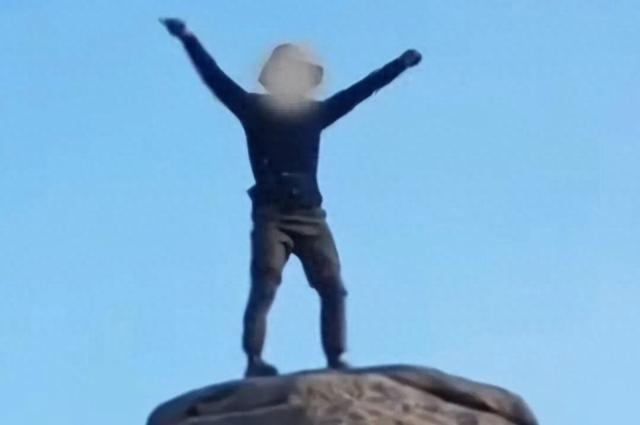 网红博主在崂山失足坠亡，出事前还在悬崖陡坡拍视频，几乎无防护措施