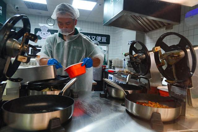 共享食堂，机器人炒菜：外卖大战烧向供应链