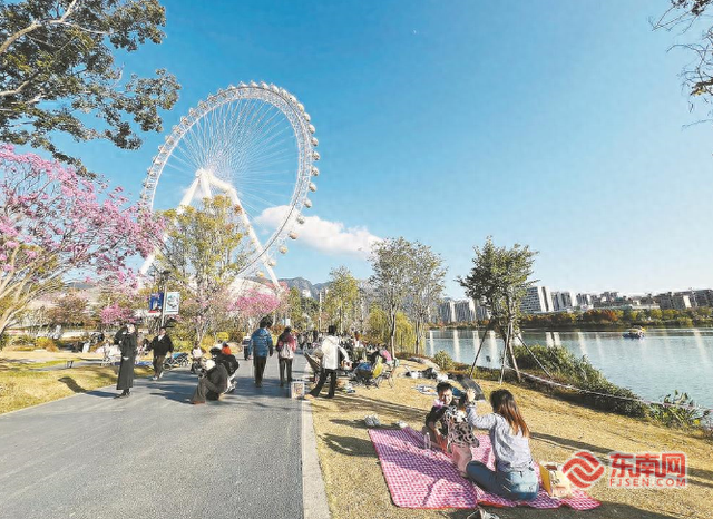 福州晋安湖畔游客纷至沓来