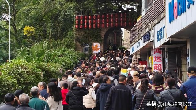 重庆新添颜值爆表的景点，刚开放就人山人海，大爷大妈抢着排队！