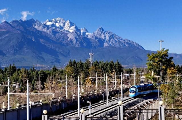 “公交+文旅”，雪山古城丽江的公交突围之路｜一线调研