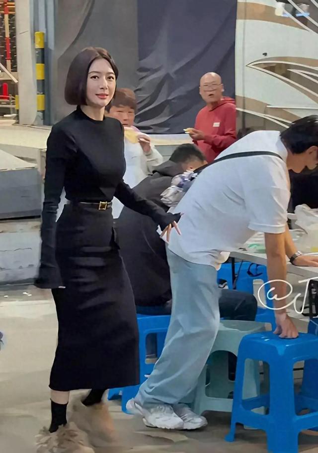 秦岚变化太大了，胸很大	，腰很细，臀部很大，身材有点像芭比娃娃