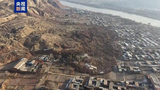甘肃发生滑坡，45户房屋被埋，灾情等级为特大型，已造成经济损失4135万元