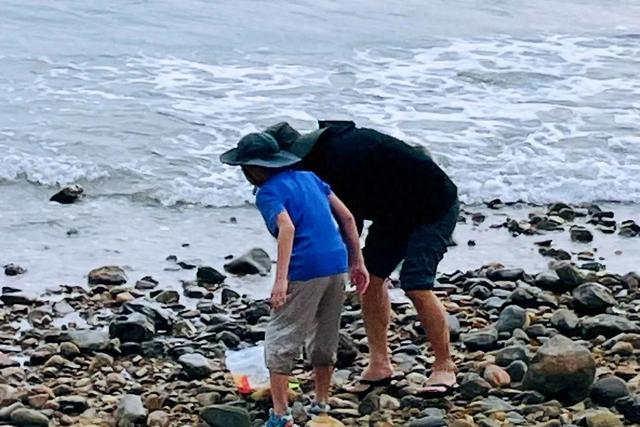 我有一个同事	，白天上白班，晚上上黑班