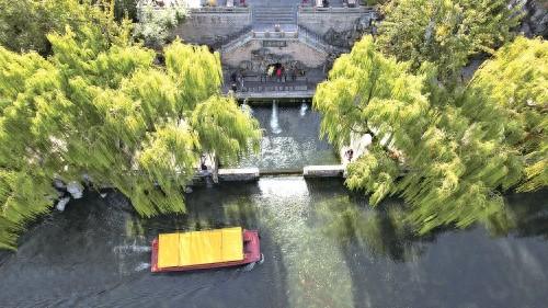 初冬济南护城河美景如画