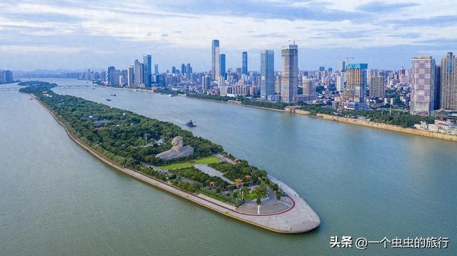 00后挤爆的橘子洲头！和毛爷爷‘合影’