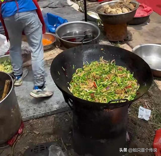 广西一户人家办白事没人来帮忙，中午还没能开席，村民：他活该