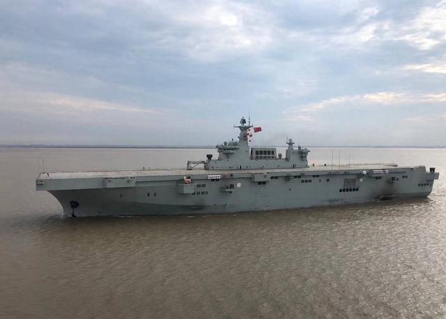 不学美国造小航母？076携独门武器亮相，两栖作战这样改变战局！