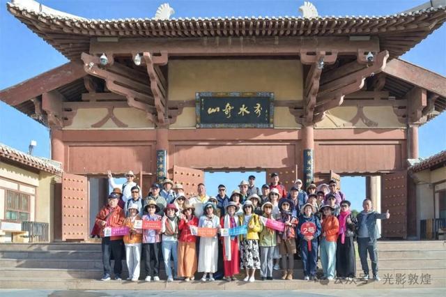 中国八方旅游联合体首趟青甘旅游大型专列抵达敦煌
