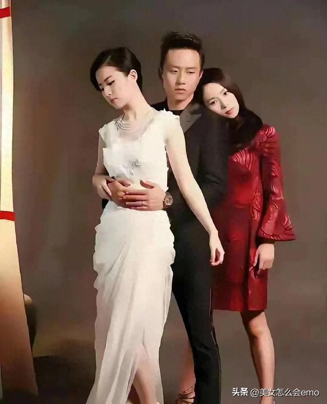邓超左拥右抱两大美女，幸福到冒泡！孙俪看到怕不是要“气鼓鼓”