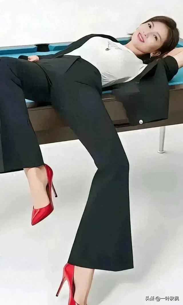 刘涛果然是非常有魅力的女人!她躺在台球桌上的照片非常勾人魂魄