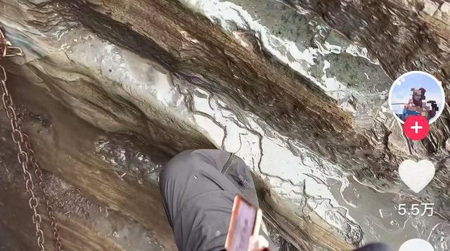 贵州梵净山90°垂直天梯走红，最窄的地方只能一人通行，需手脚并用