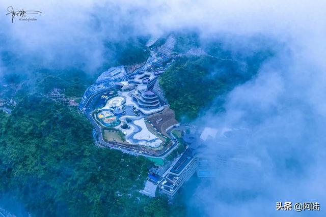 “桥遇三叠纪，云渡花江水”，这个服务区悄然成为贵州最火新地标