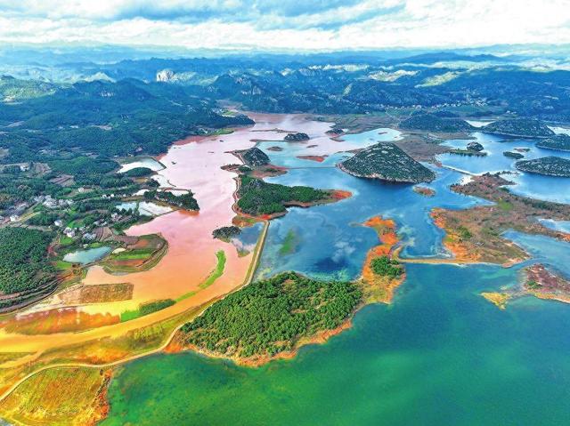 沾益：雨后湿地现奇观