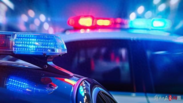 警方通报：屈某某、罗某某误将蹲田里的工人当猎物，开枪射击致其死亡，被刑拘