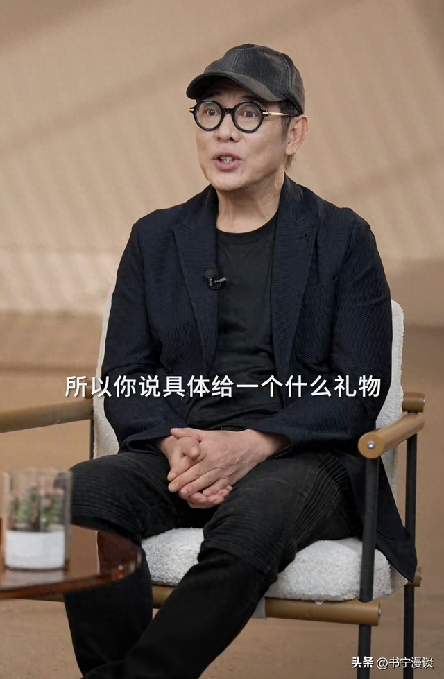 李连杰是真缺钱了！带小女儿提车被嫌弃，jada狂翻白眼满脸不耐烦