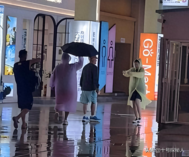 再有钱有啥用？68岁赵本山近况曝光，三人打伞伺候，女儿成心头病