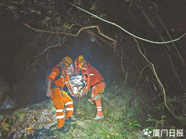 6名大学生登山迷路，20余名救援队员5小时将他们救出