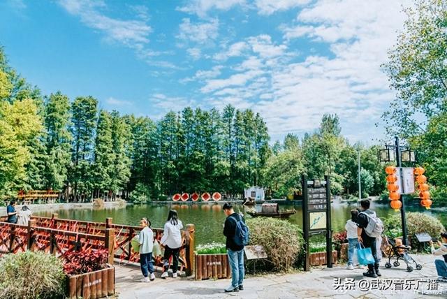 车子驶过蜿蜒乡道，当白墙黛瓦在竹林后隐约浮现，便知大余湾到了。