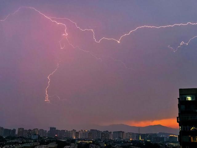 变幻莫测！北京夜空闪电好像“银蛇舞动”