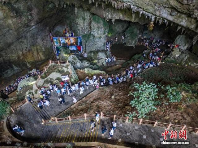 贵州毕节：织金洞迎来避暑旅游高峰