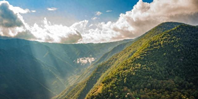 大量西班牙游客涌入云南保山 打着旅游幌子不去旅游不吃美食 为