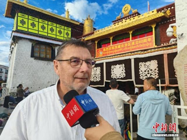 （辉煌60载 魅力新西藏）西藏“庆典时刻” 中外游客感受节日氛围