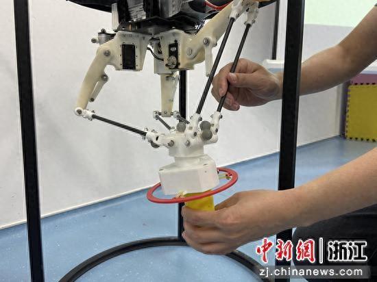 中国高校突破无人机新技术 实现“竖叠式”状态协同作业