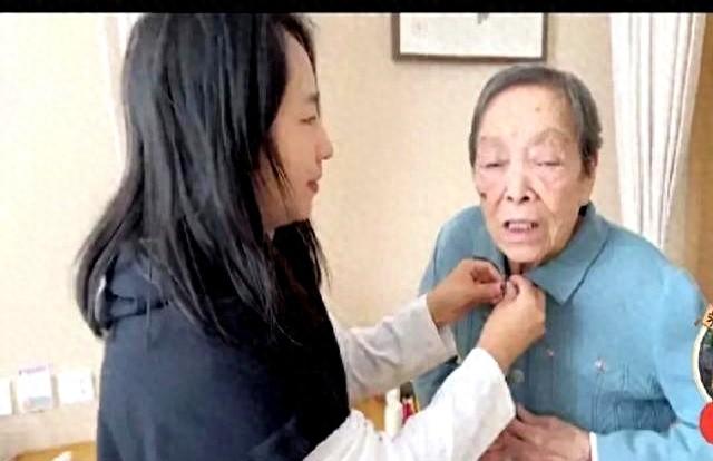 北京爷们生活：94岁姥姥接回小院，状态不错 一家人其乐融融 真