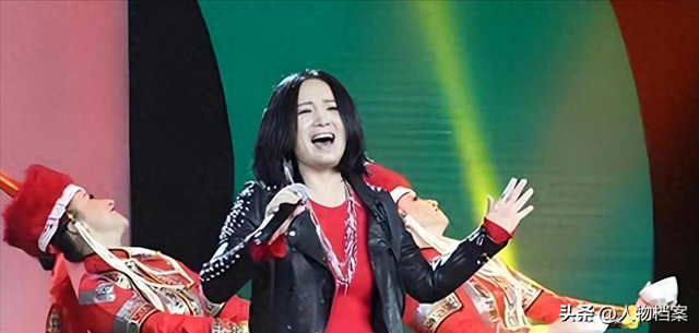 她连续5次上春晚，私下却和恩师同居怀孕被骗流产，现在57岁单身