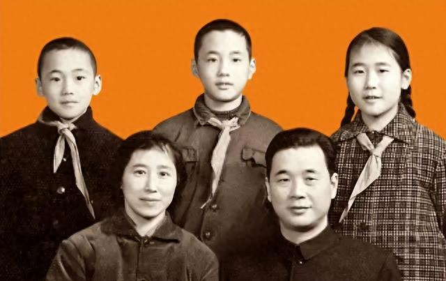 70年代，李鹏总理一家五口合影，夫人气质不凡，三个孩子长相出众