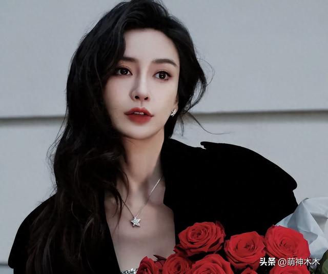 36岁杨颖现状曝光！带儿子去香港定居，机场独自拎行李背影狼狈
