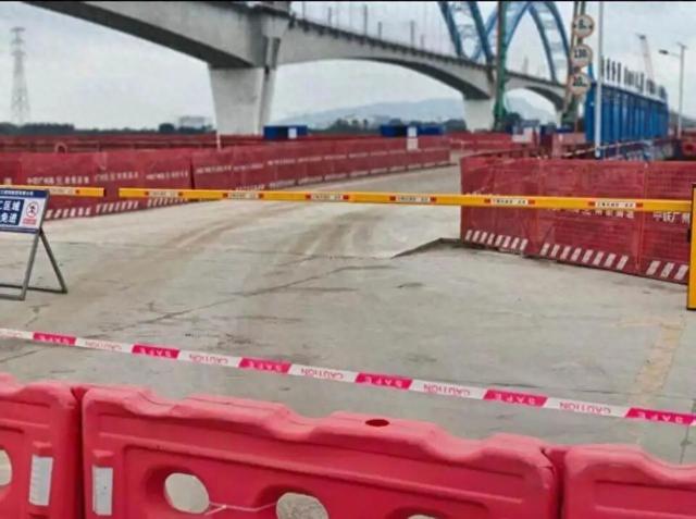 在建桥施工点无防护，广州一家五口驾车误入，全部坠江遇难，有4个大人1个孩子