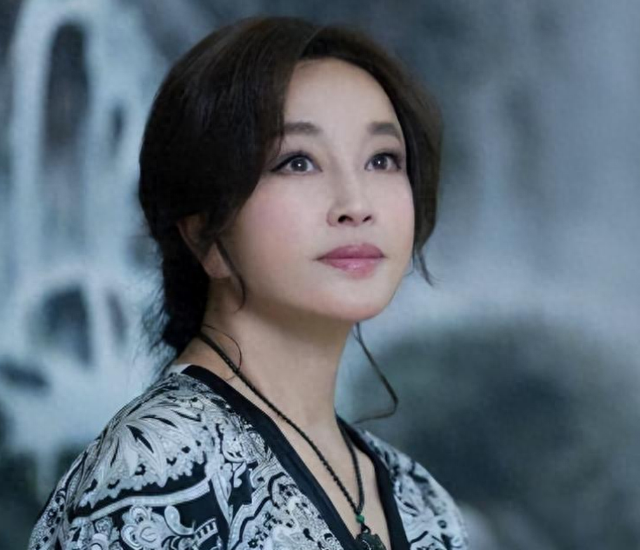 钱再多有什么用？刘晓庆意外摔倒	、分不清人	，给中老年人提了个醒