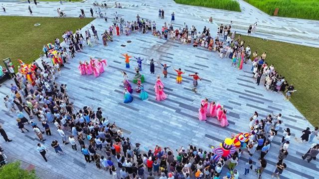 夏日限定记忆：赛罕区小草音乐季沉浸式音乐主题巡游亮点直击