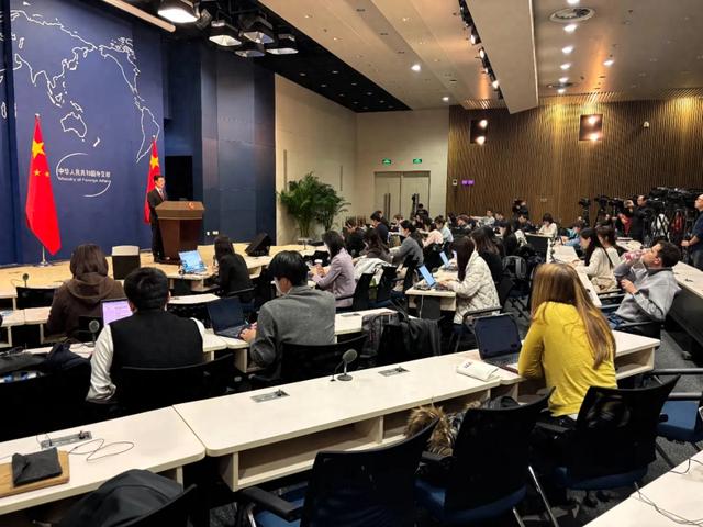 黄仁勋称美国AI芯片需要向中国出口,外交部回应