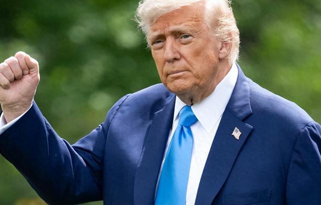 特朗普真面目曝光了，美国将对中国船只收费，中方先一步出手反制，美国国内遭“反噬”