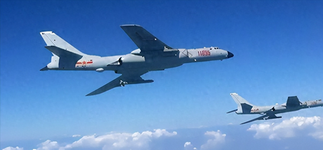 轰炸机直逼东京，特朗普施压，日方已退无可退，高市早苗狡辩也没用