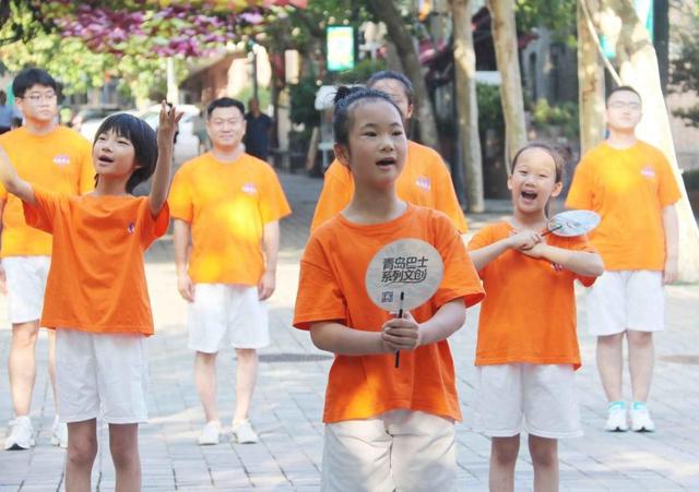 爱在青岛的街头！街头快闪演出送欢乐