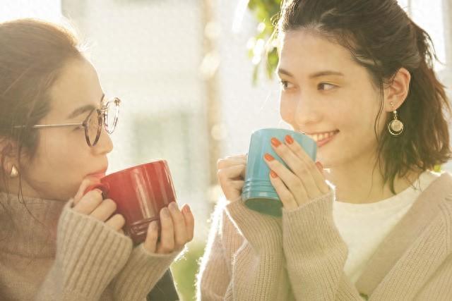 短故事：假千金真奇葩立规矩逼我跪着擦鞋	，我爸董事长亲自来撑腰